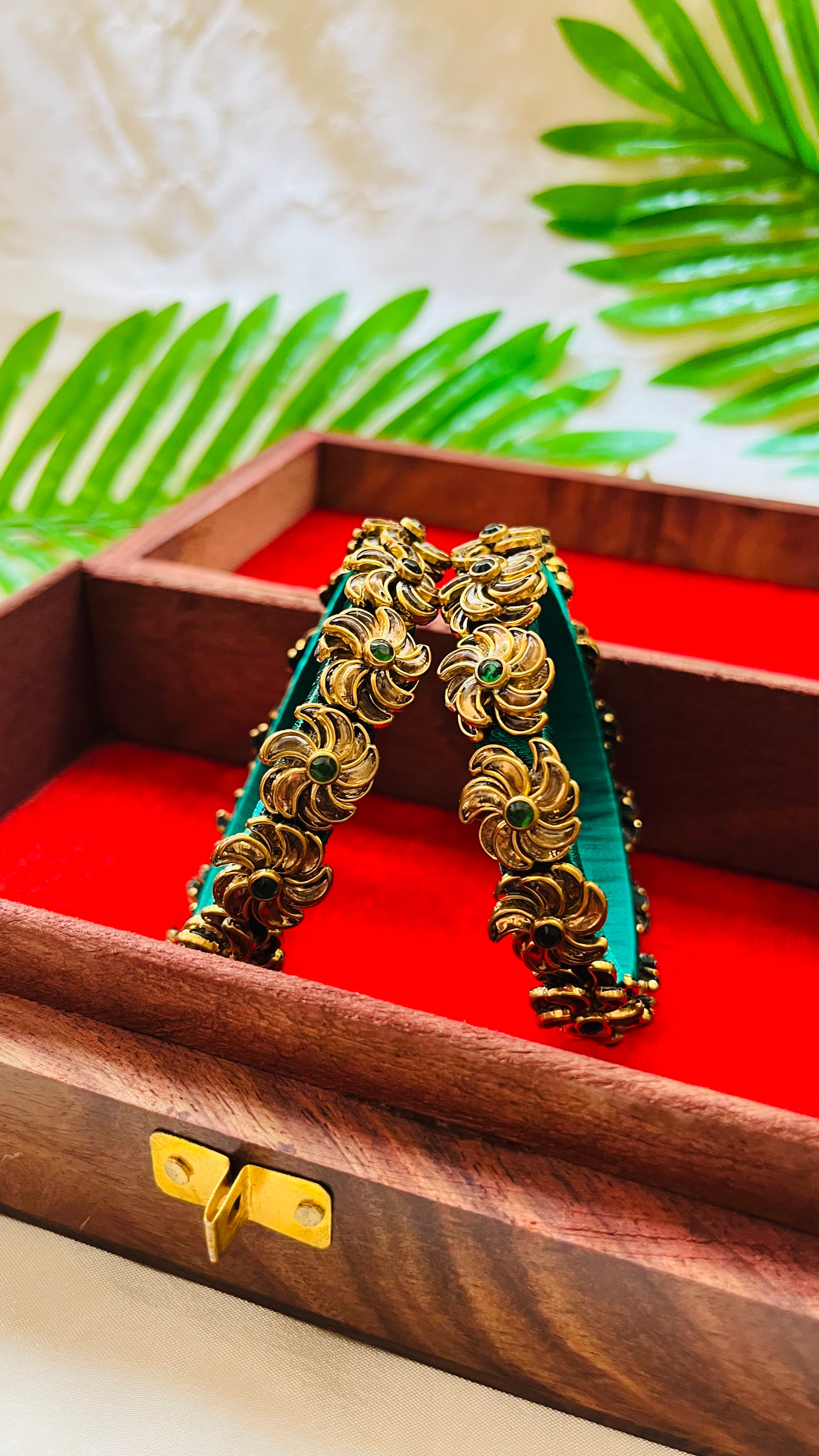 ANIKSHYA HANDMADE GREEN AND GOLD KUNDAN BANGLE VH012