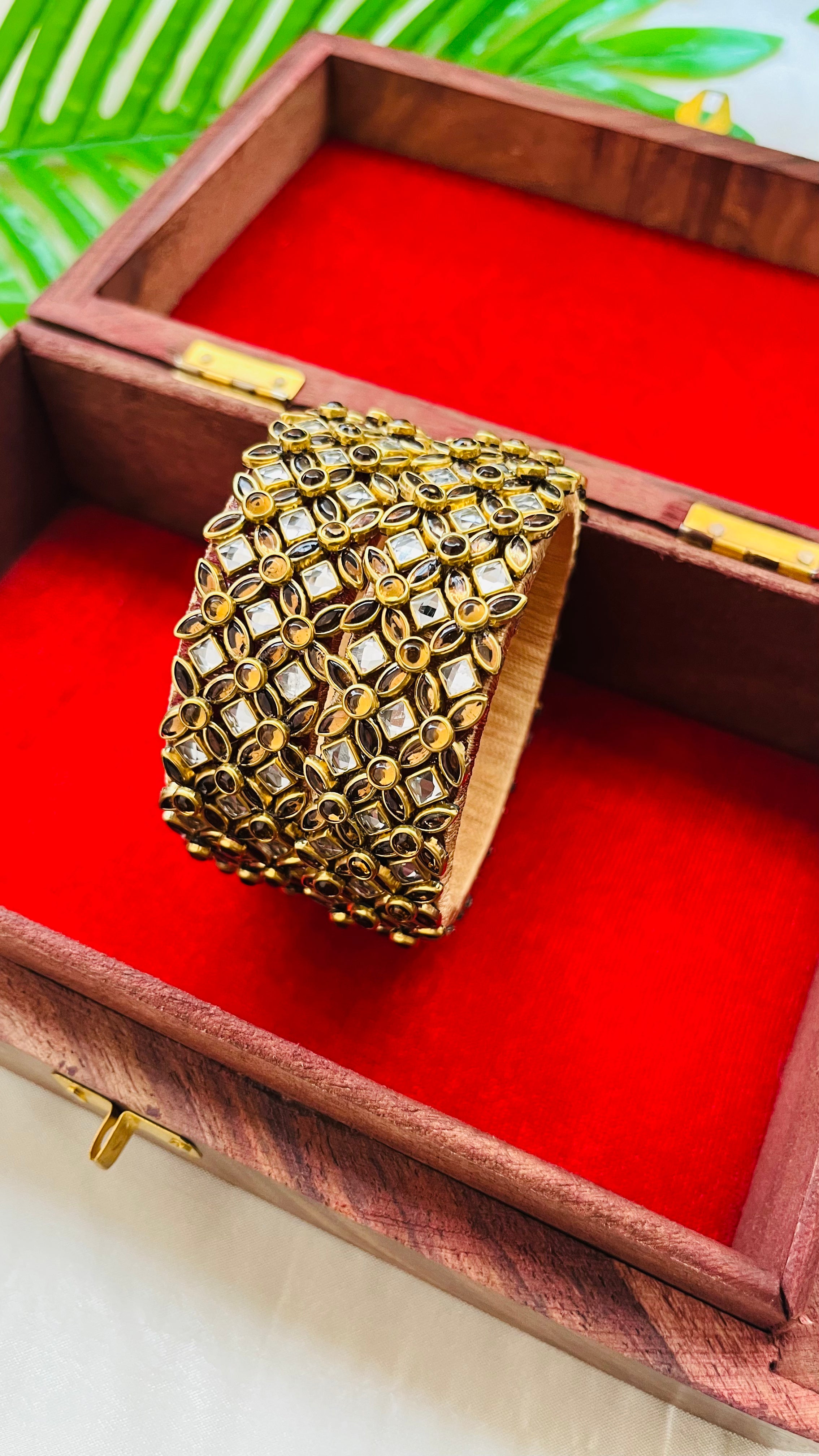 ANIKSHYA HANDMADE GOLD KUNDAN AND WHITE KUNDAN BANGLE VH002