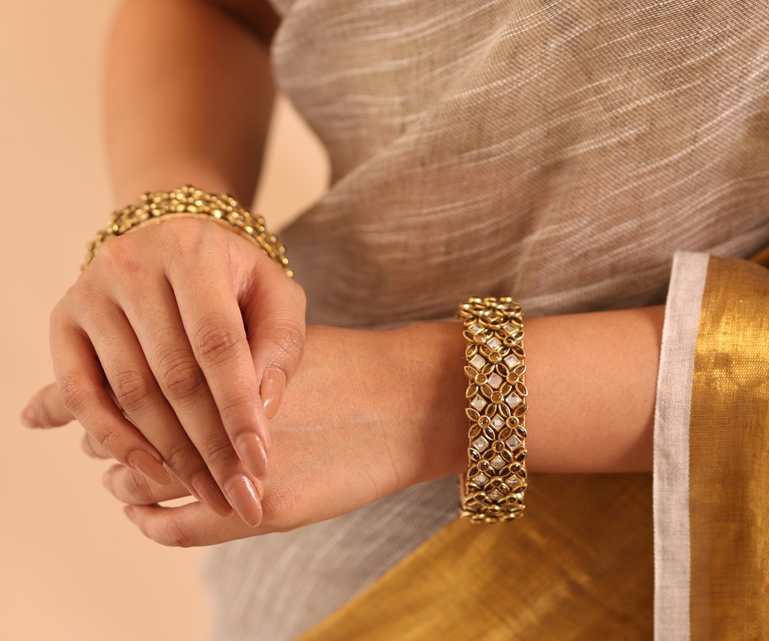 ANIKSHYA HANDMADE GOLD KUNDAN AND WHITE KUNDAN BANGLE VH002