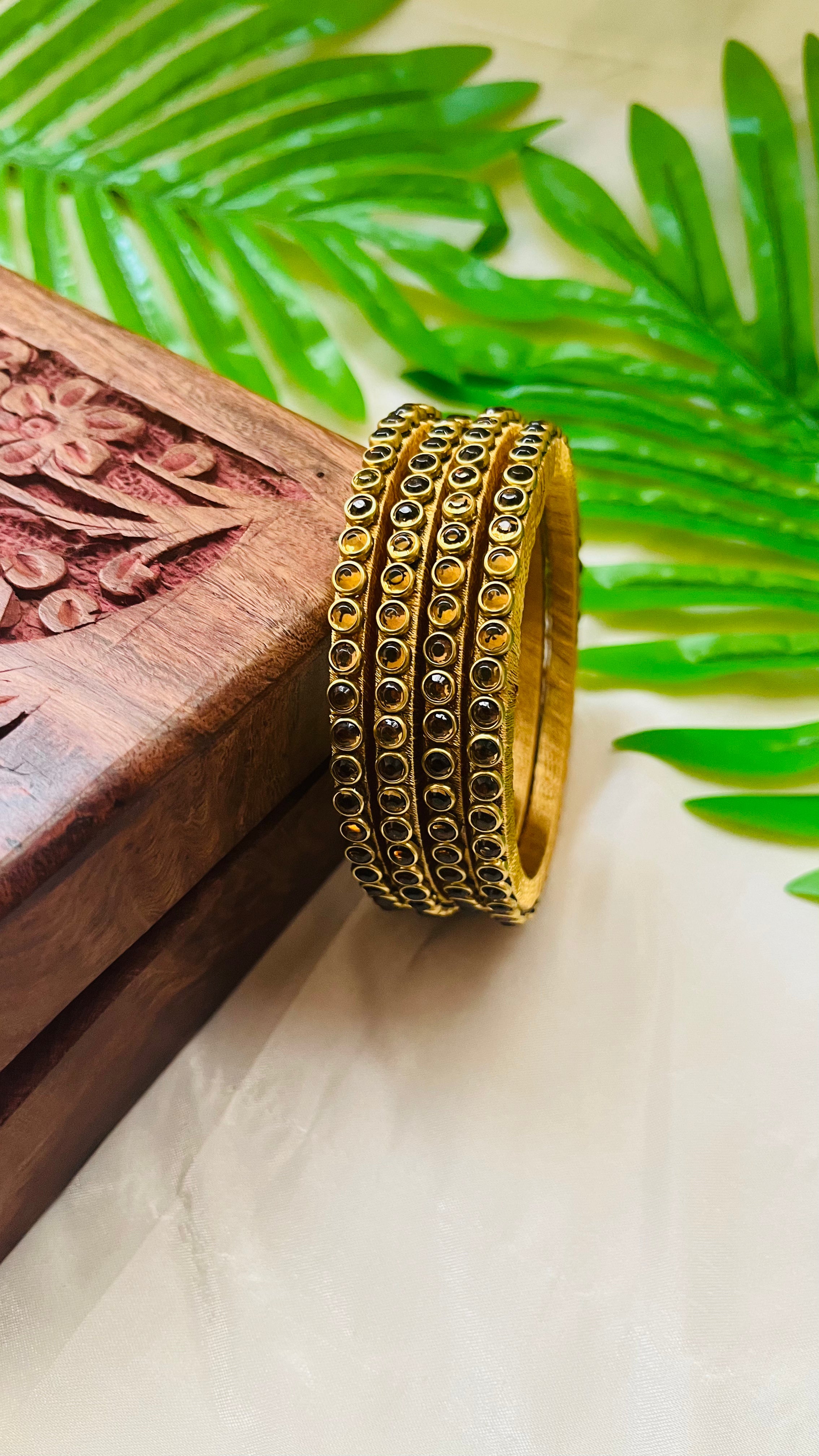 ANIKSHYA HANDMADE GOLD KUNDAN BANGLE VH017