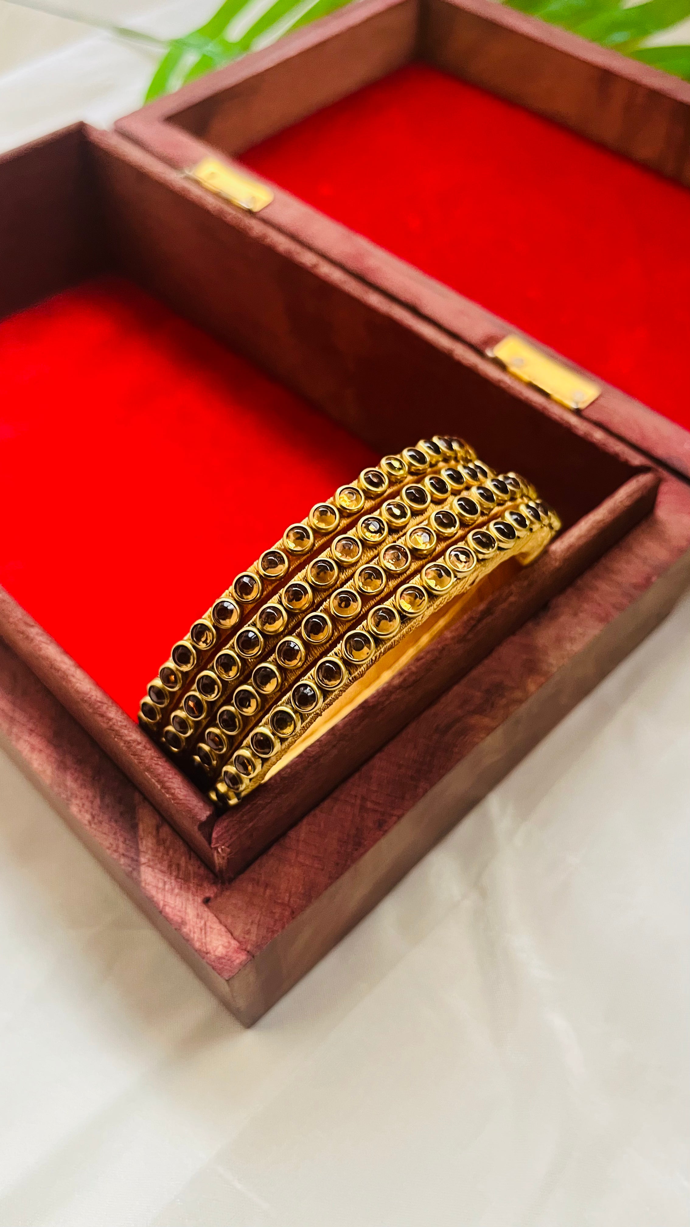 ANIKSHYA HANDMADE GOLD KUNDAN BANGLE VH017