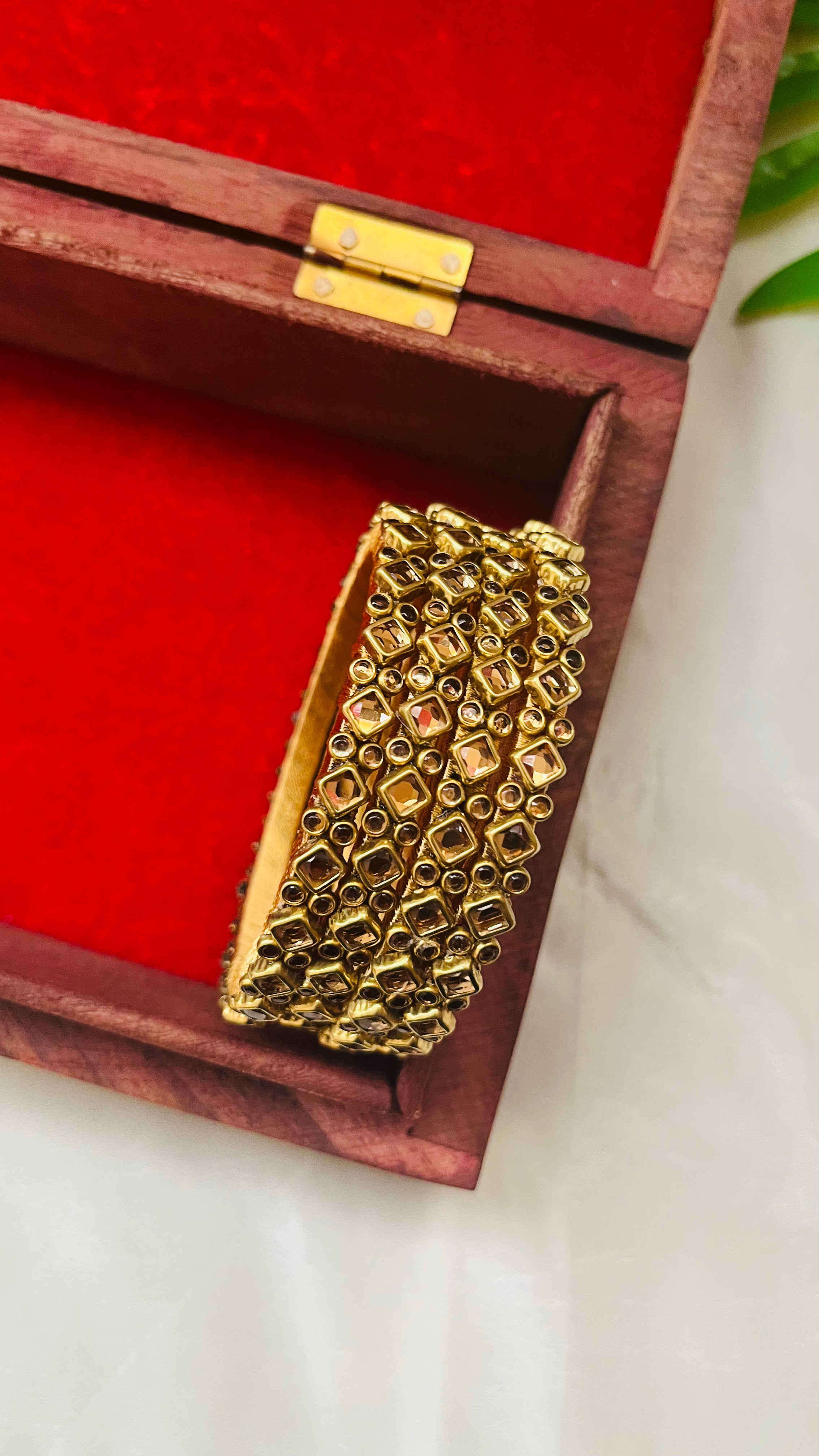 ANIKSHYA HANDMADE GOLD KUNDAN BANGLE VH018