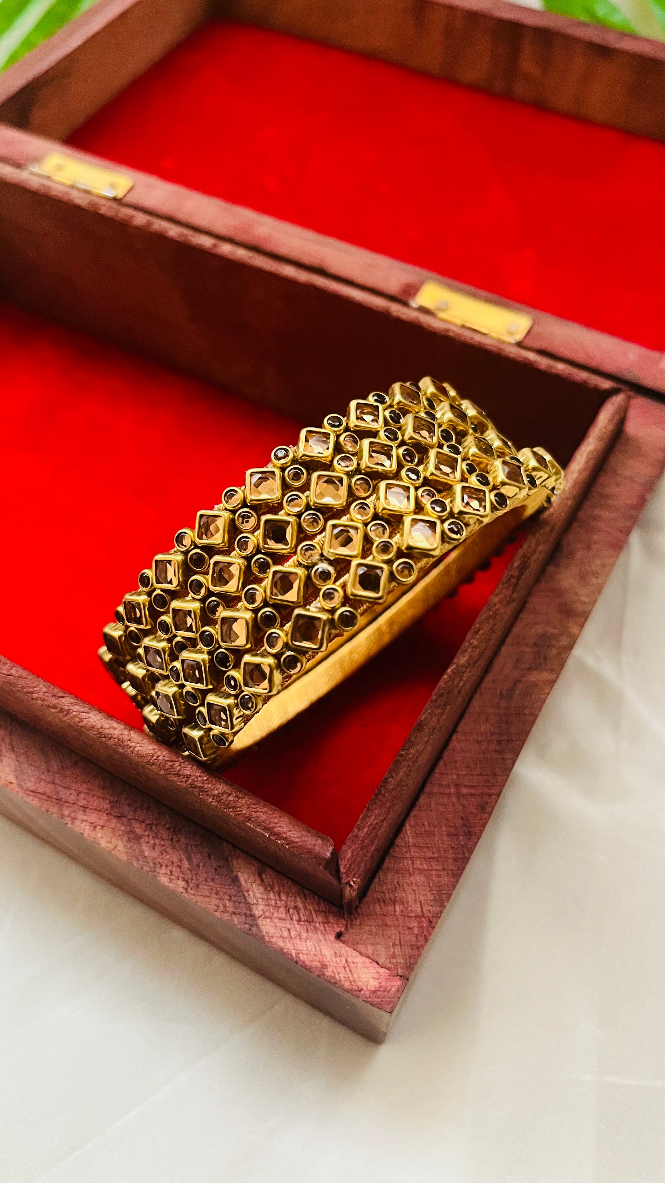 ANIKSHYA HANDMADE GOLD KUNDAN BANGLE VH018