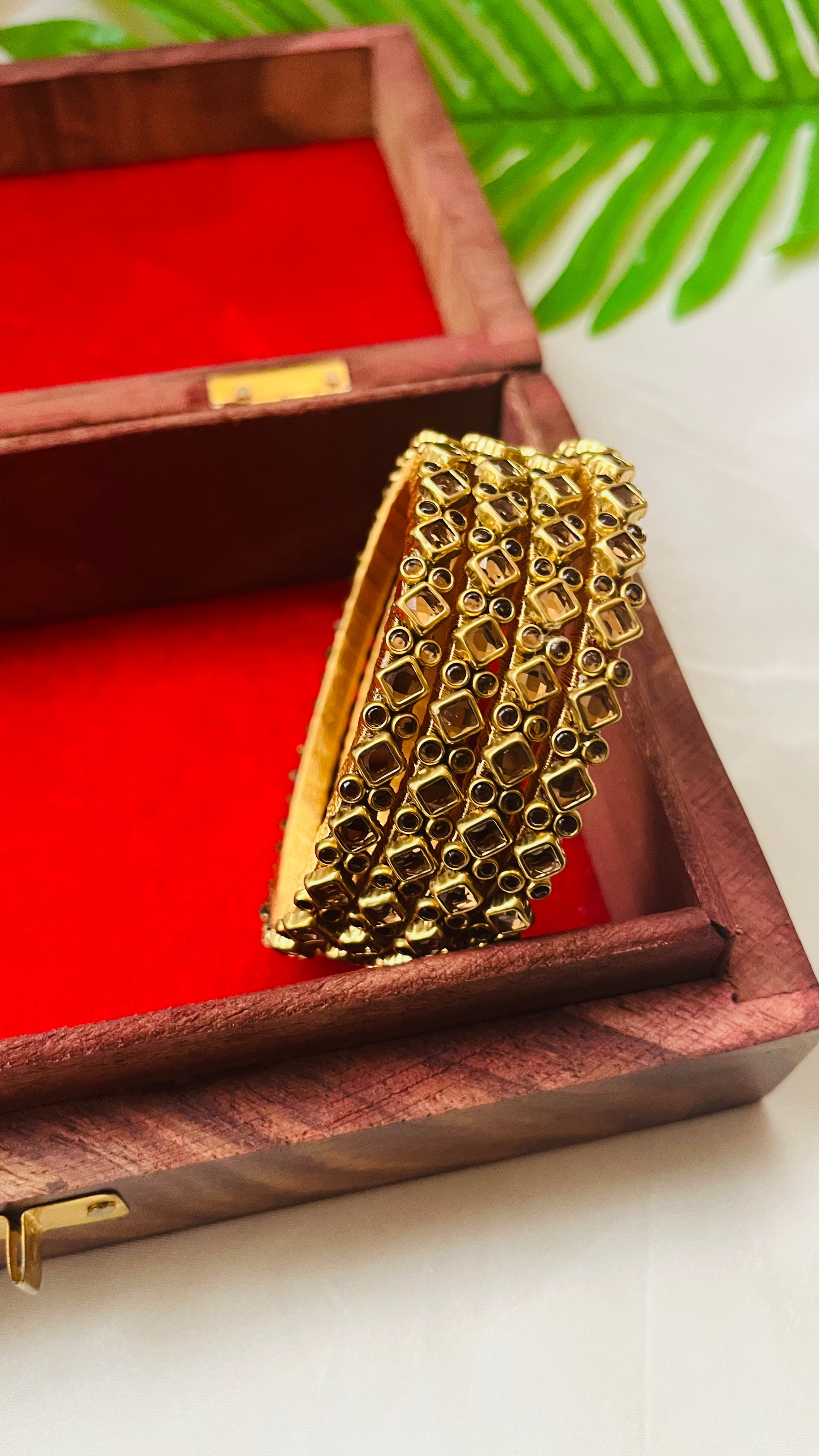 ANIKSHYA HANDMADE GOLD KUNDAN BANGLE VH018