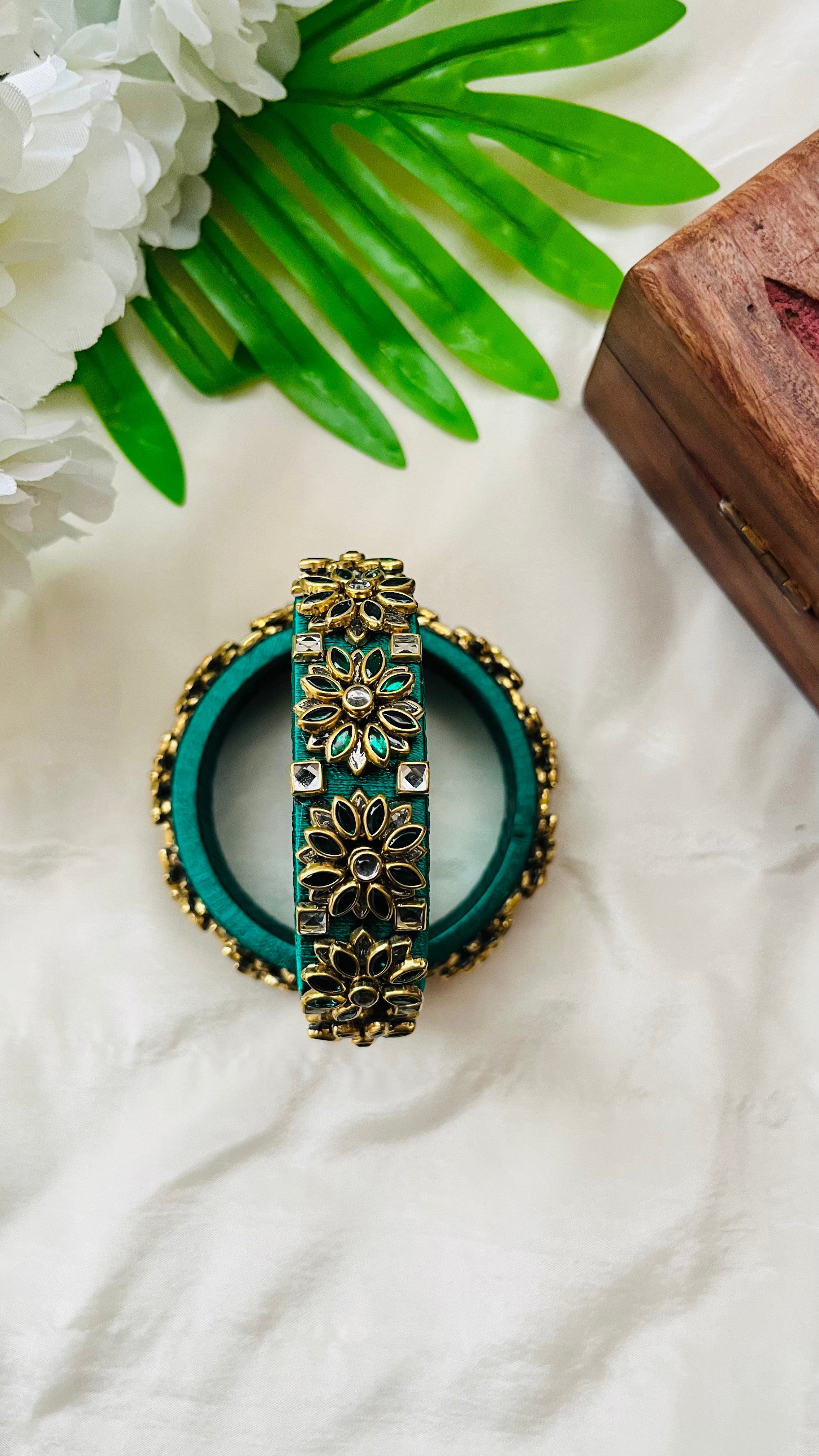 ANIKSHYA HANDMADE GREEN KUNDAN AND WHITE KUNDAN BANGLE VH003