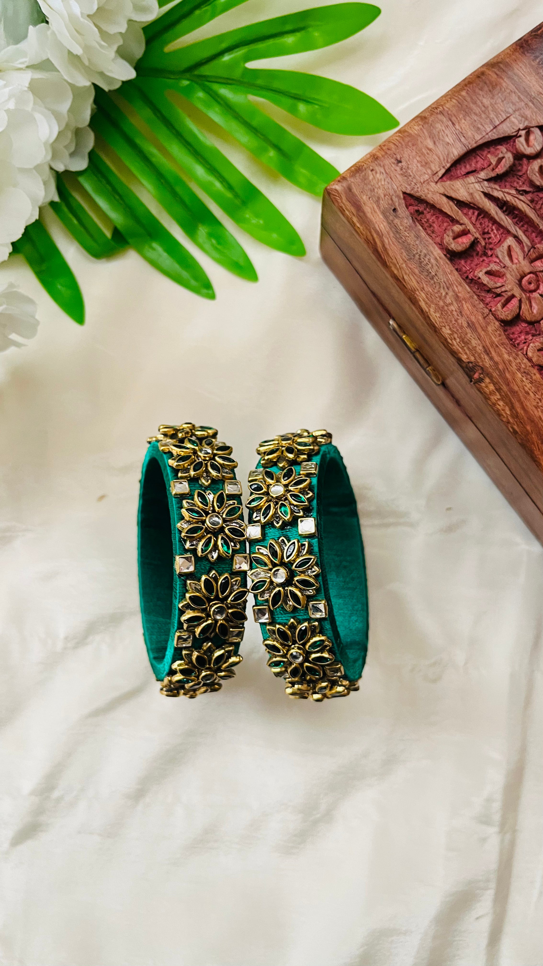 ANIKSHYA HANDMADE GREEN KUNDAN AND WHITE KUNDAN BANGLE VH003