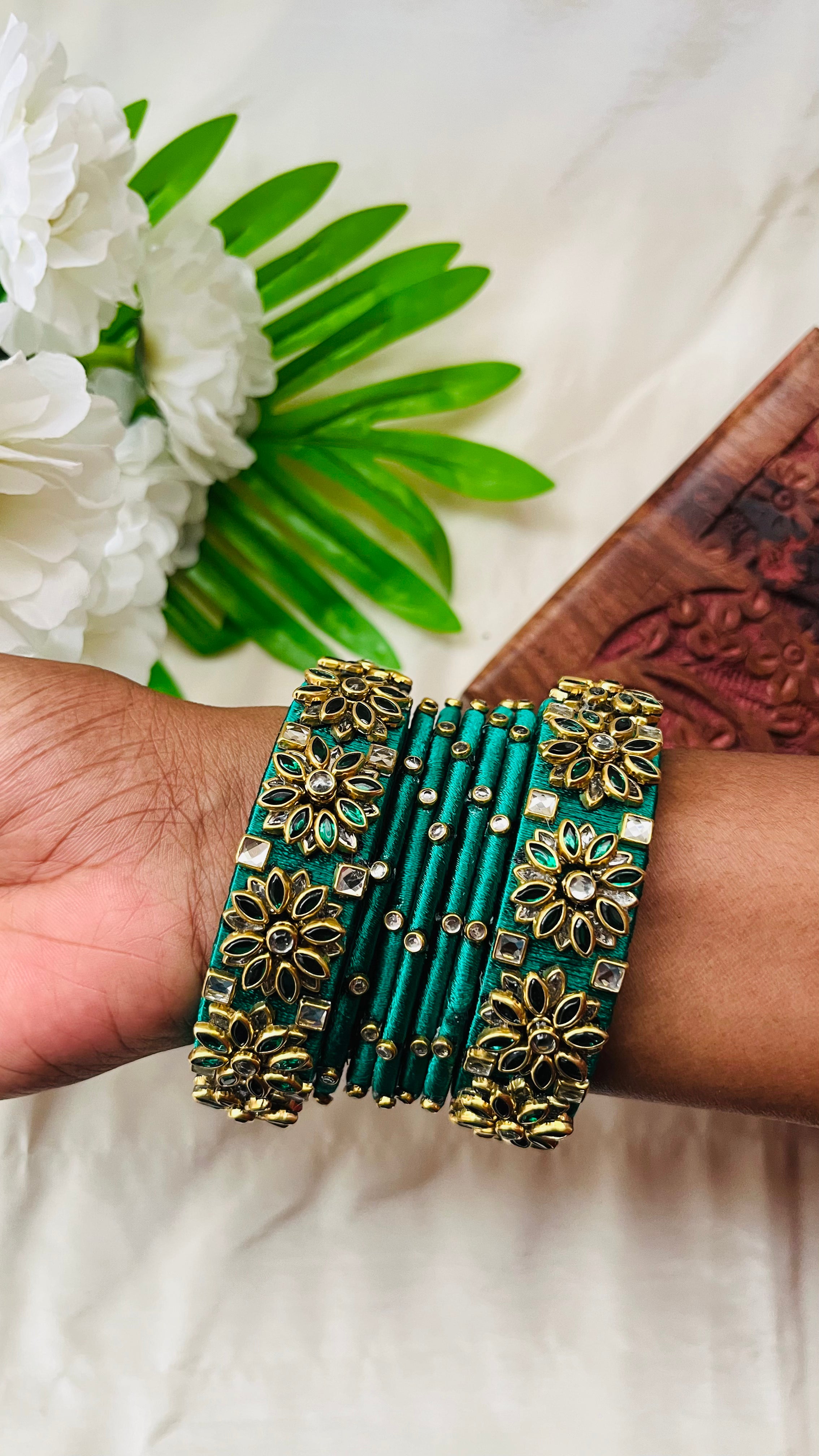 ANIKSHYA HANDMADE GREEN KUNDAN AND WHITE KUNDAN BANGLE VH003