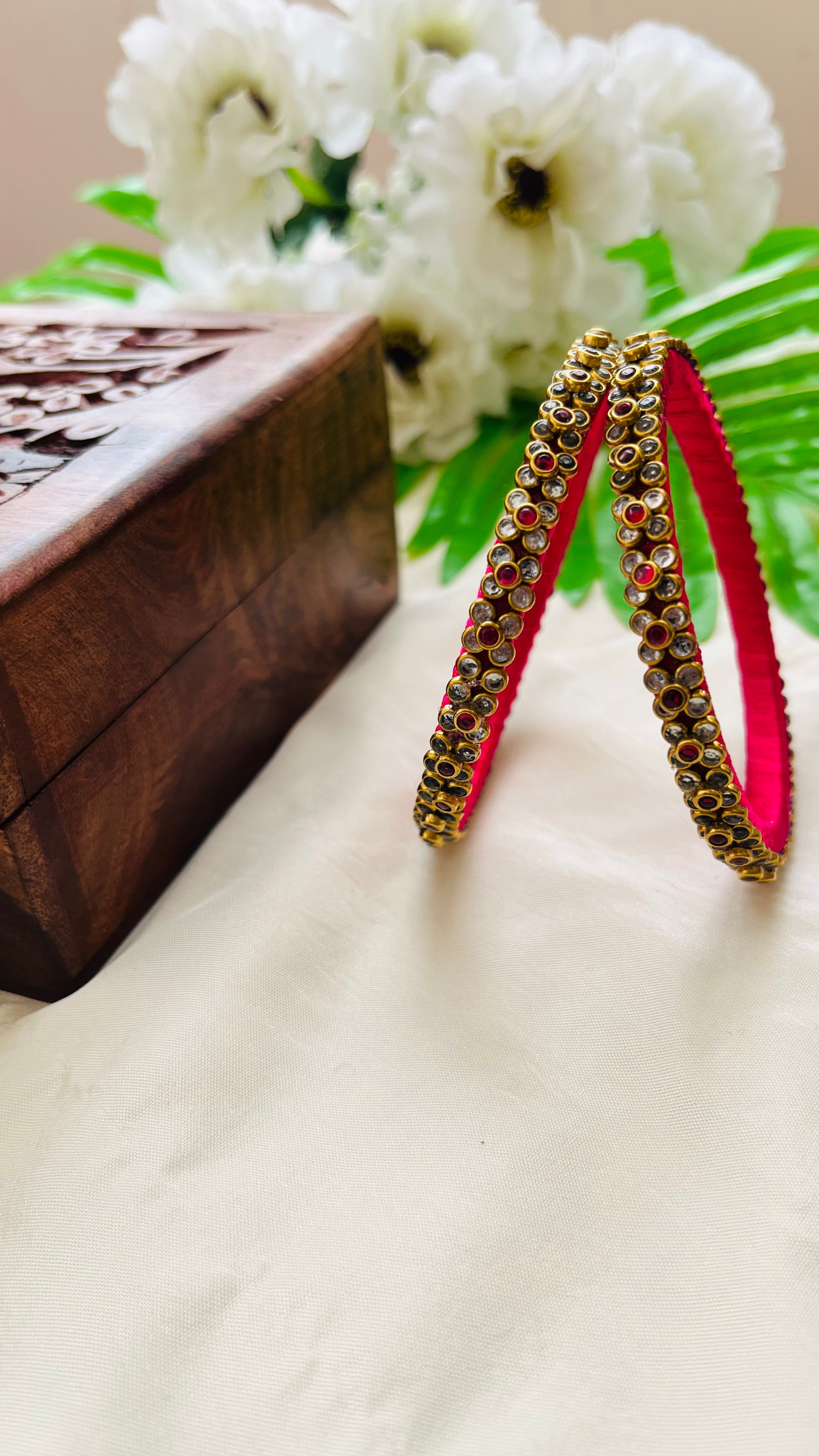 ANIKSHYA HANDMADE PINK AND WHITE KUNDAN BANGLE VH015