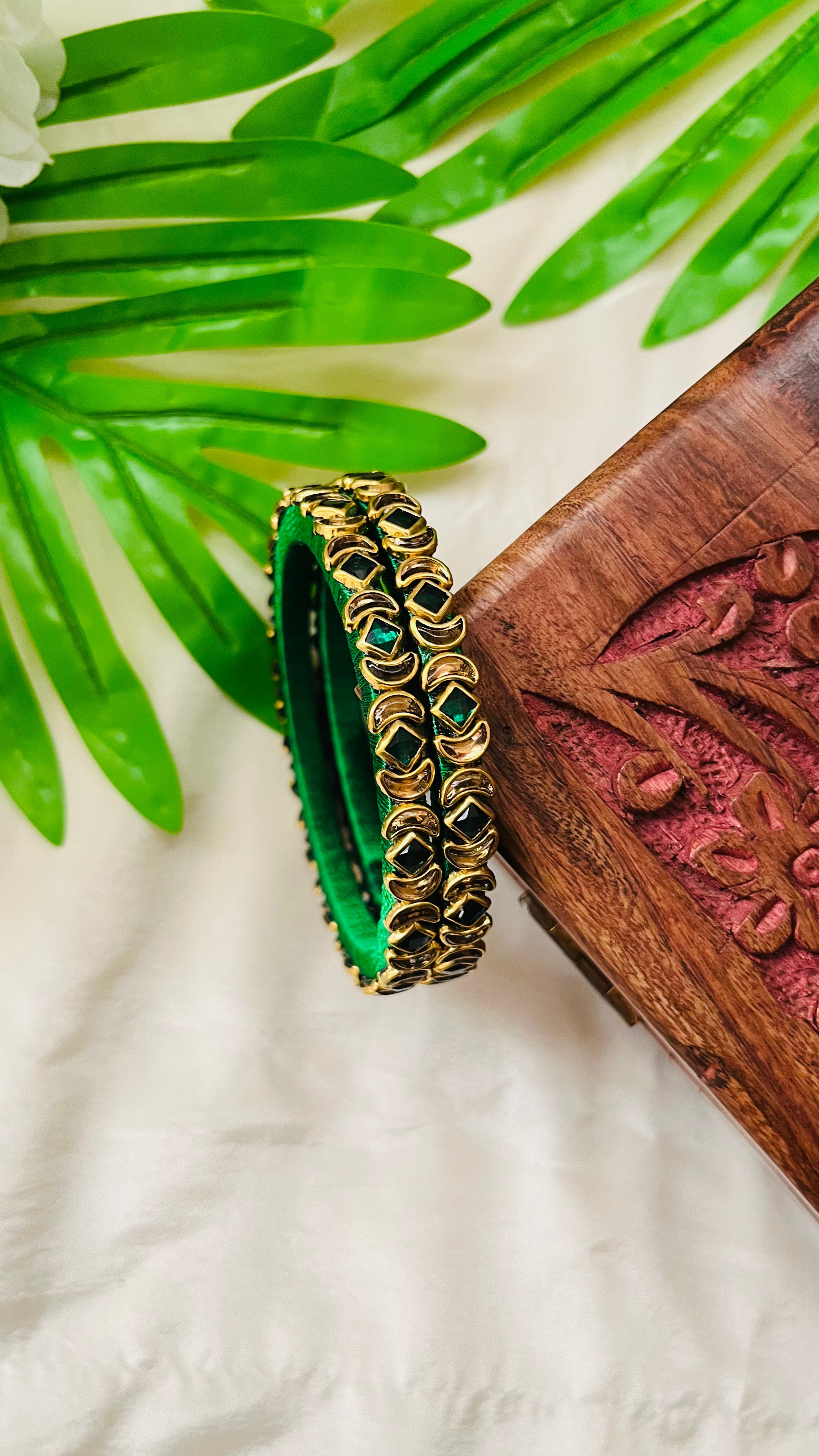 ANIKSHYA HANDMADE GREEN AND GOLD KUNDAN BANGLE VH016