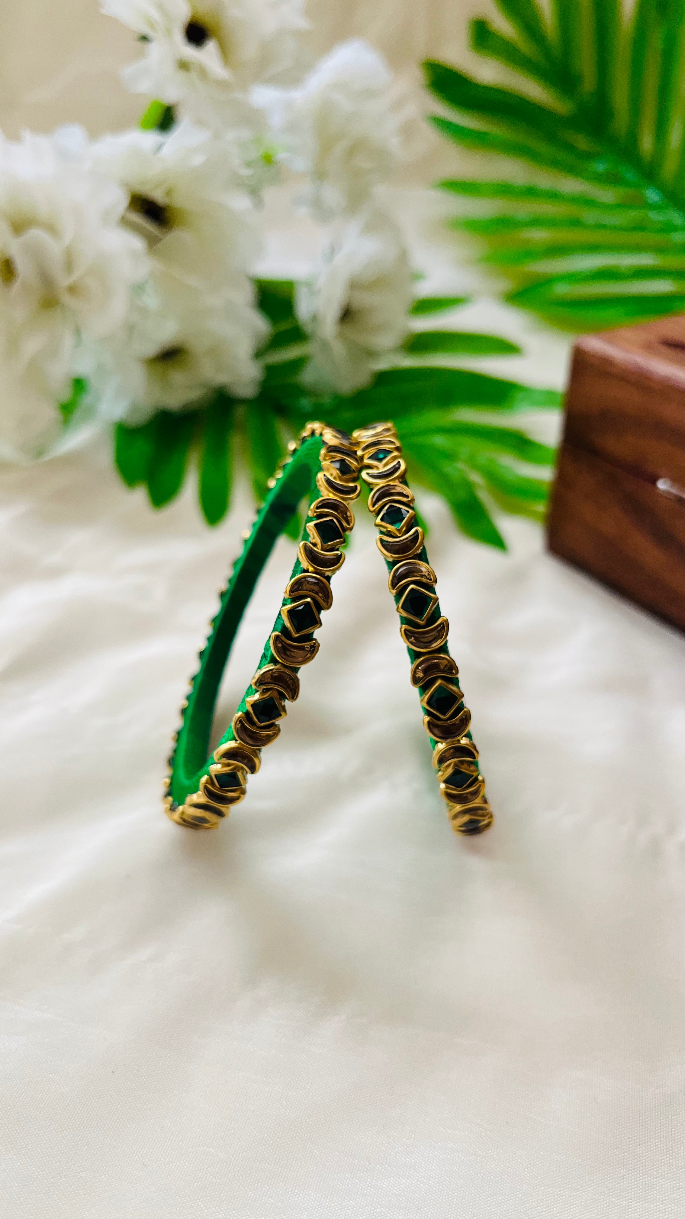ANIKSHYA HANDMADE GREEN AND GOLD KUNDAN BANGLE VH016