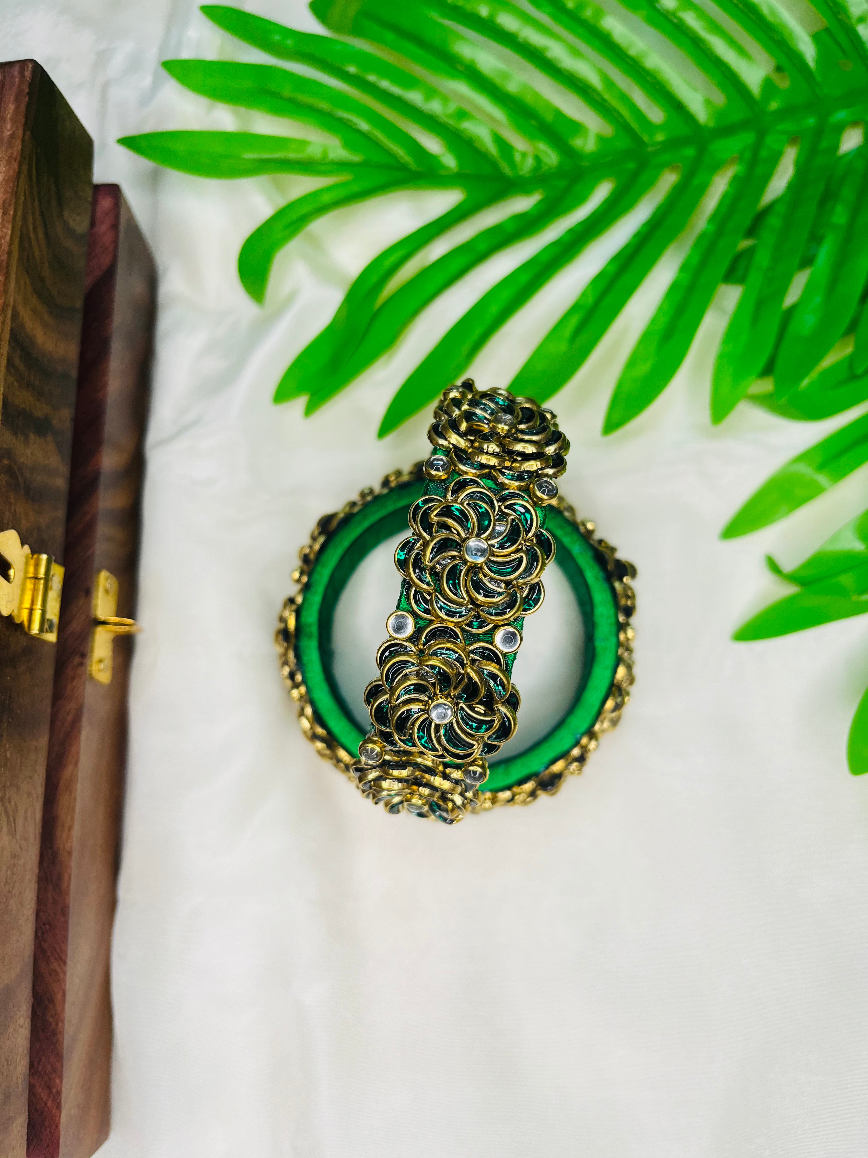 ANIKSHYA HANDMADE GREEN KUNDAN BANGLE VH004