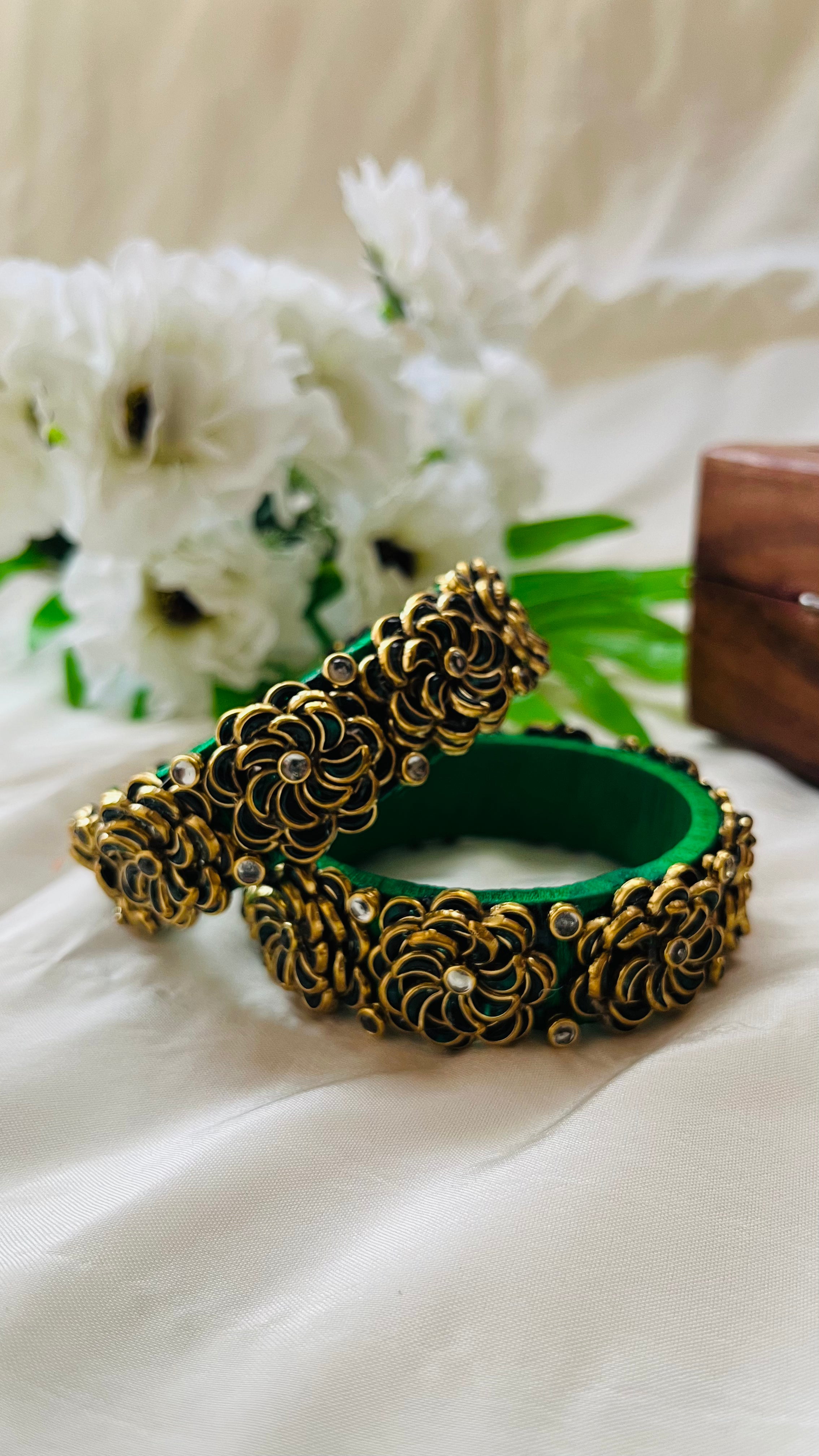 ANIKSHYA HANDMADE GREEN KUNDAN BANGLE VH004