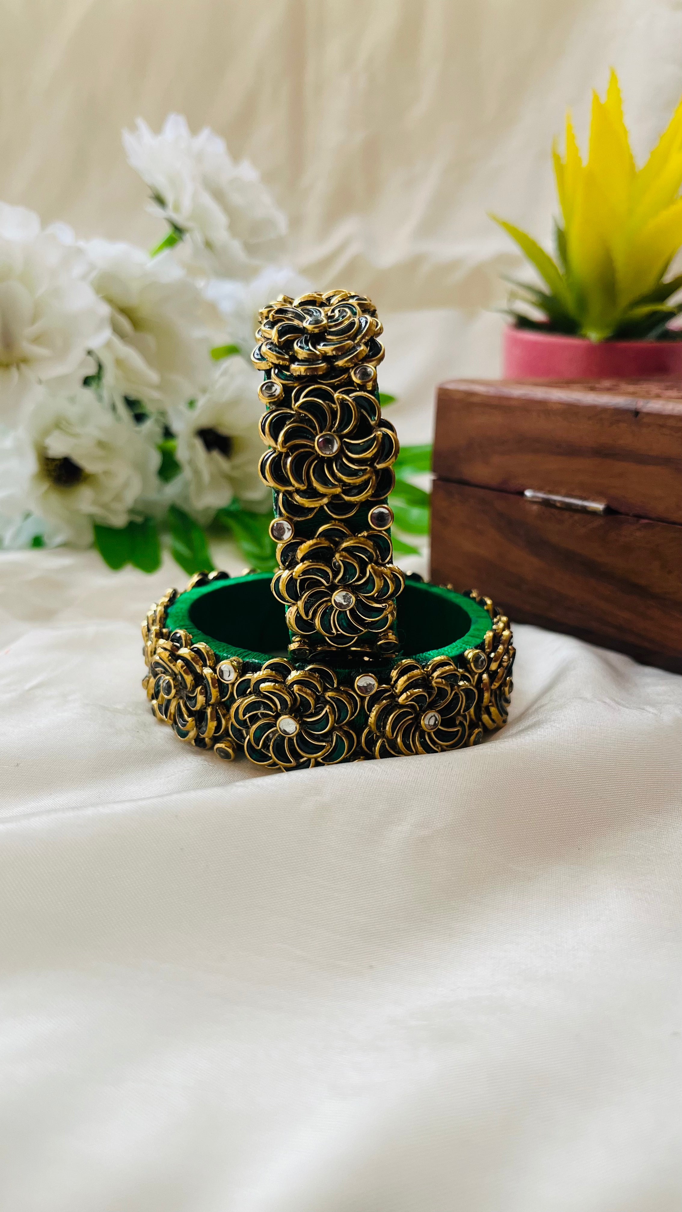 ANIKSHYA HANDMADE GREEN KUNDAN BANGLE VH004