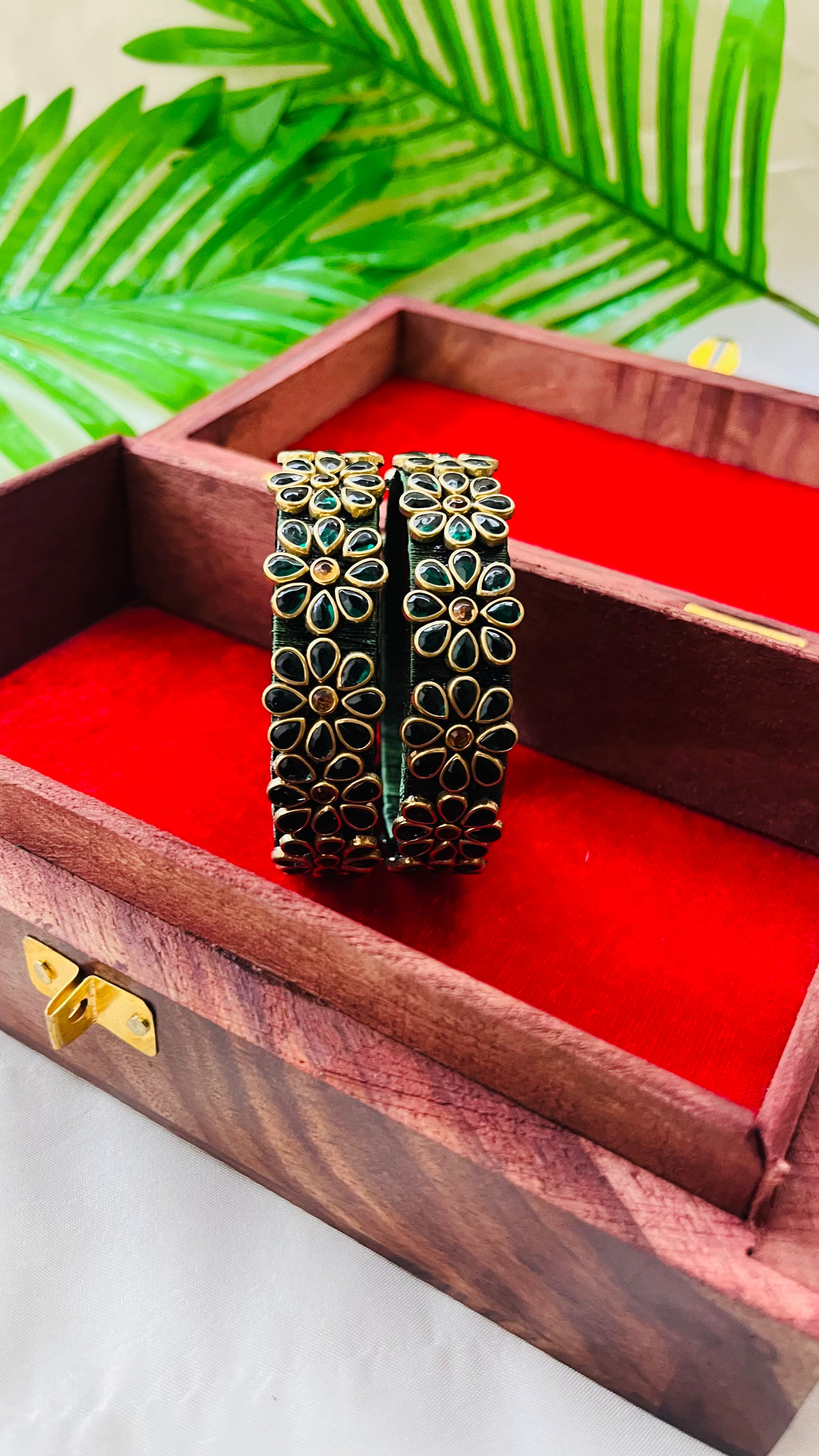 ANIKSHYA HANDMADE GREEN AND GOLD KUNDAN BANGLE VH010