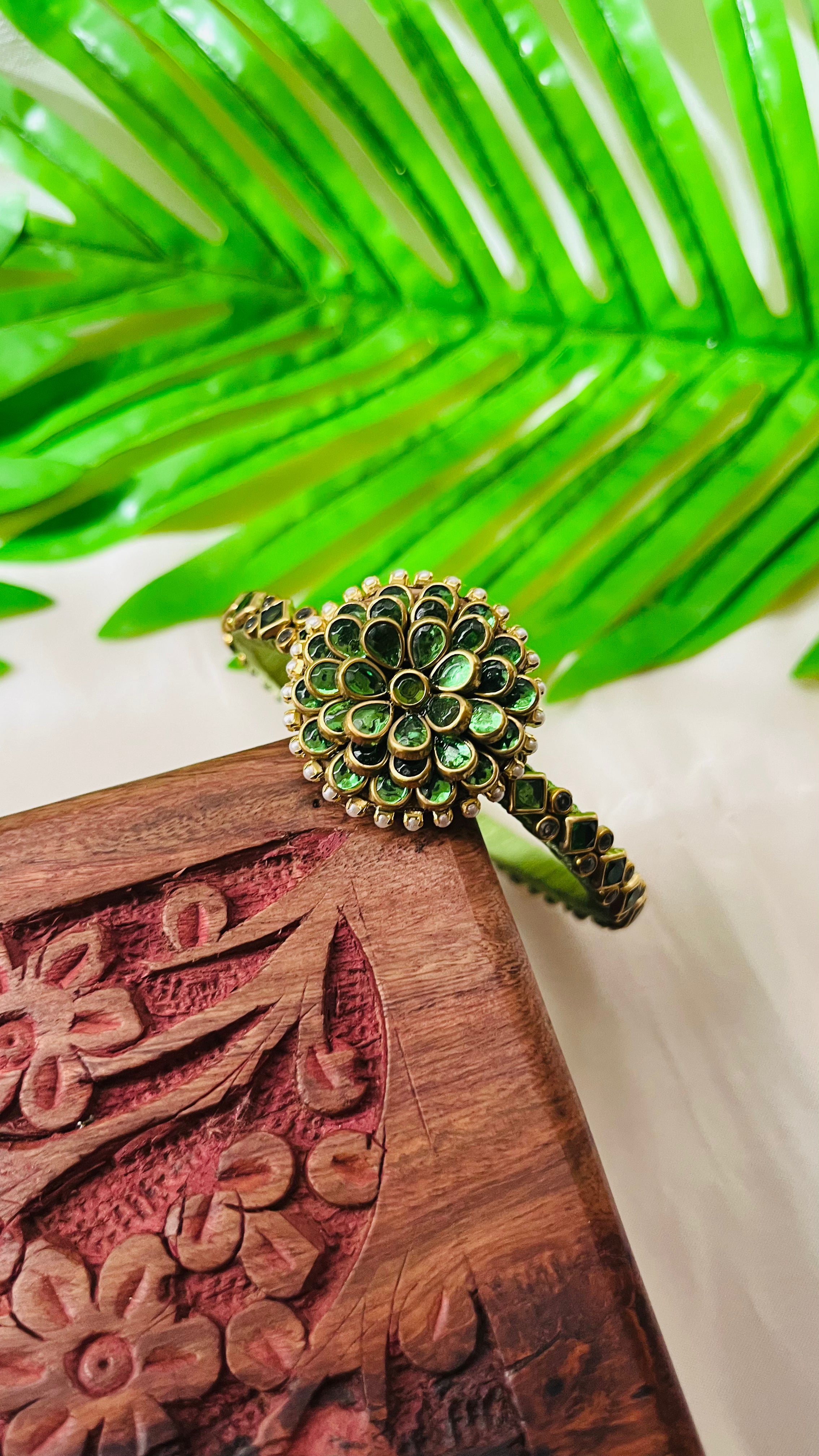 ANIKSHYA HANDMADE GREEN KUNDAN BANGLE VH024