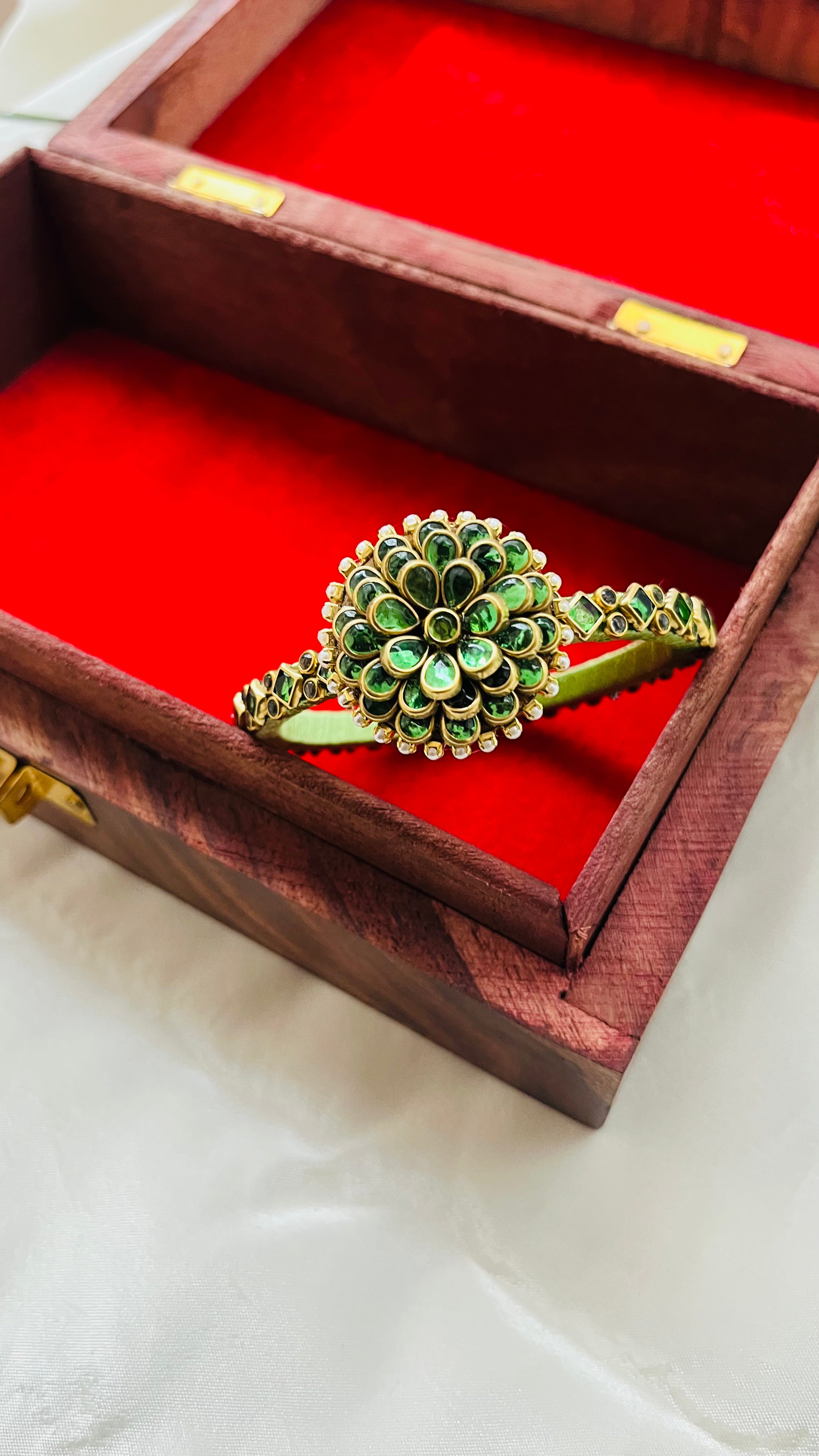 ANIKSHYA HANDMADE GREEN KUNDAN BANGLE VH024
