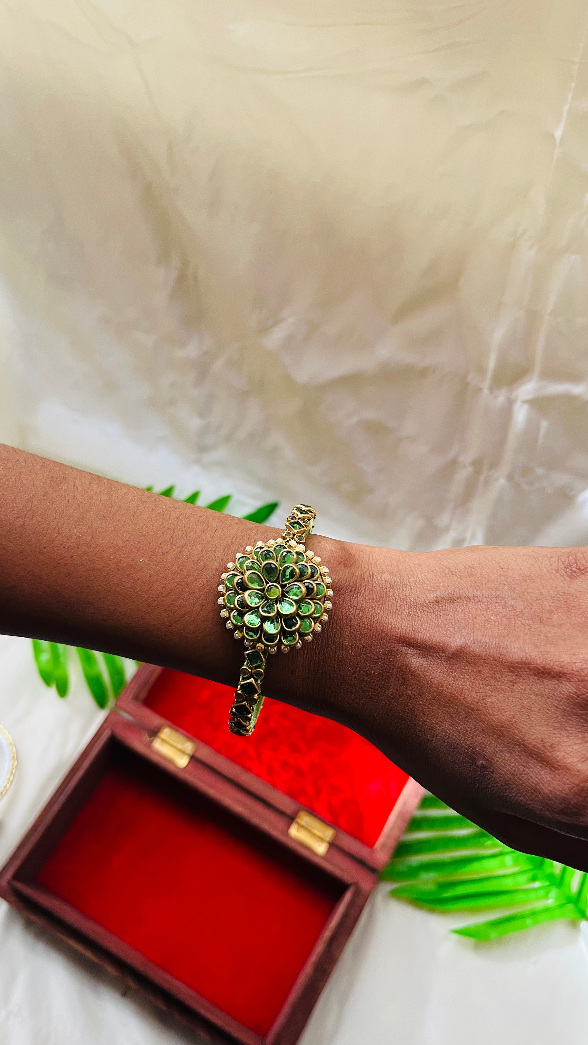ANIKSHYA HANDMADE GREEN KUNDAN BANGLE VH024
