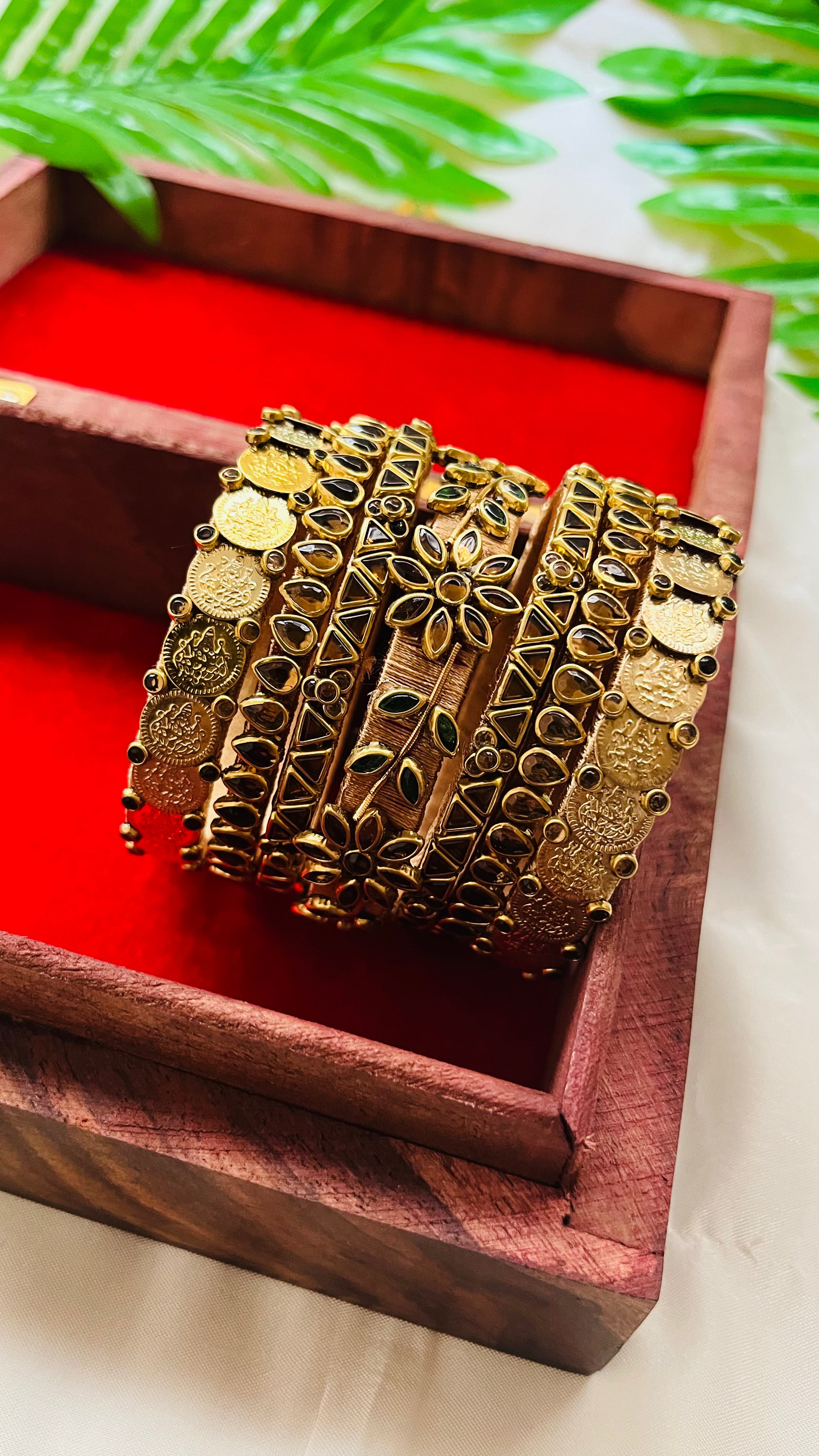 ANIKSHYA HANDMADE GOLD KUNDAN BANGLE VH020