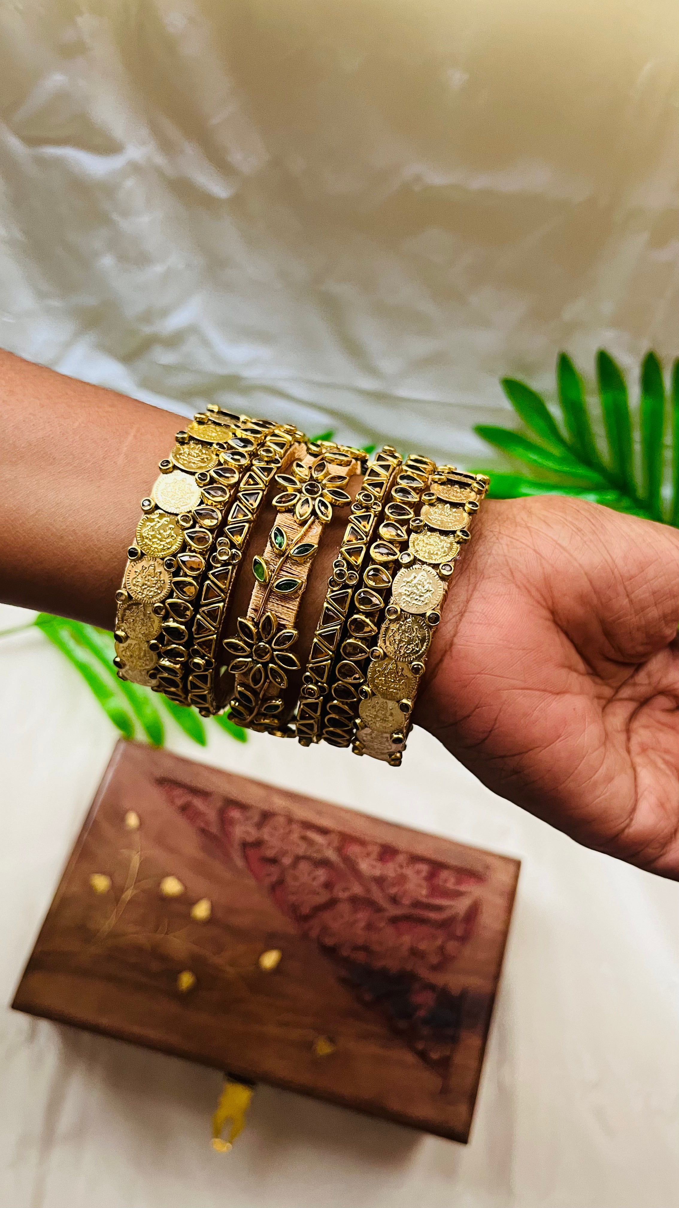 ANIKSHYA HANDMADE GOLD KUNDAN BANGLE VH020