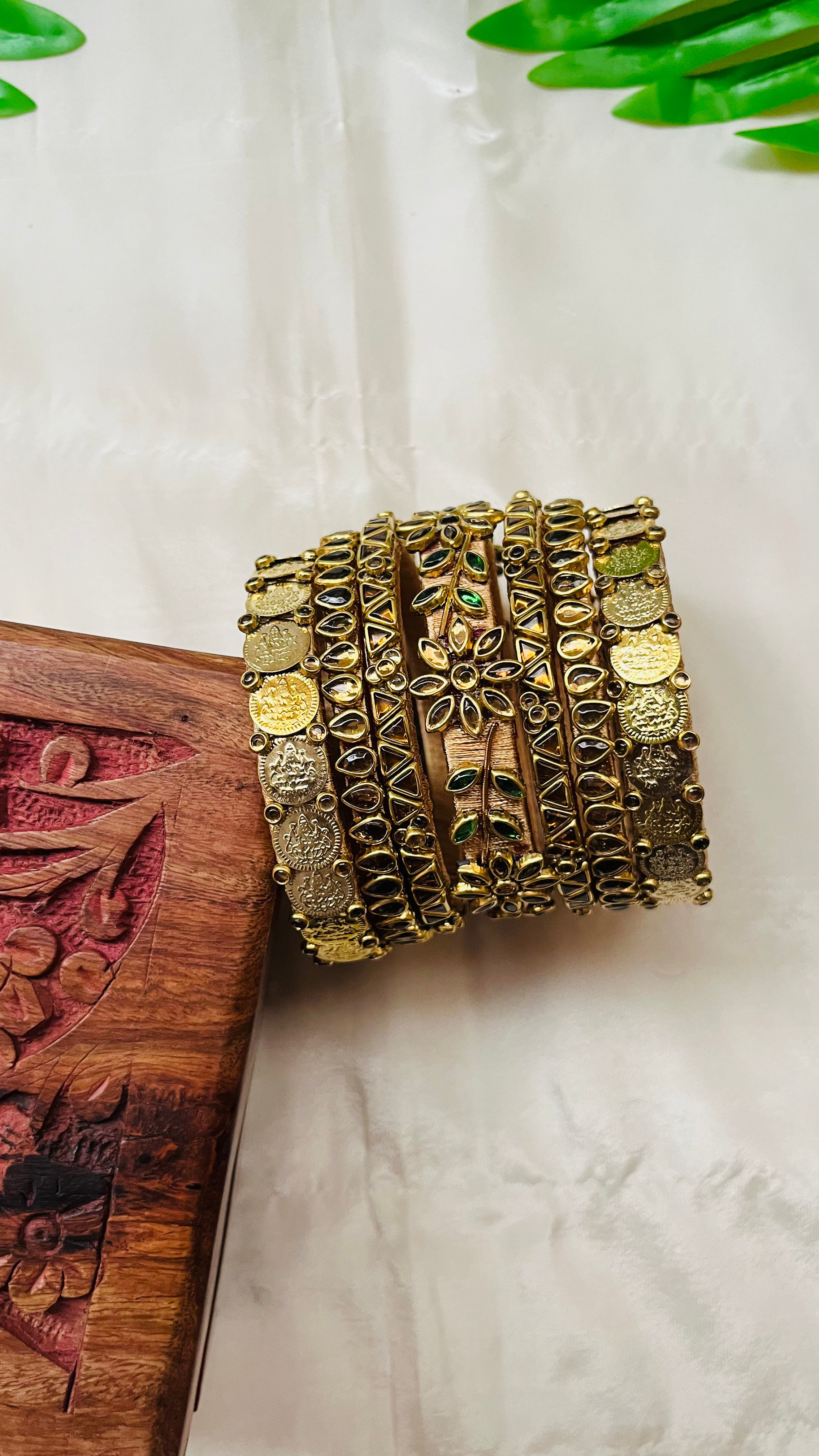 ANIKSHYA HANDMADE GOLD KUNDAN BANGLE VH020