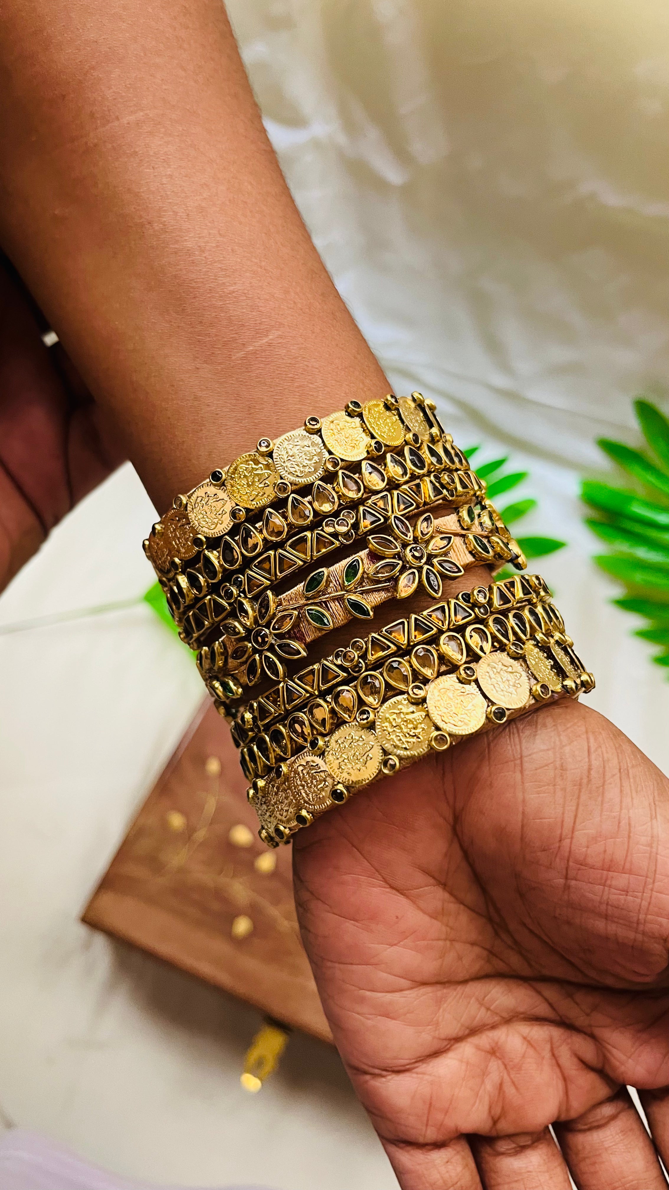 ANIKSHYA HANDMADE GOLD KUNDAN BANGLE VH020
