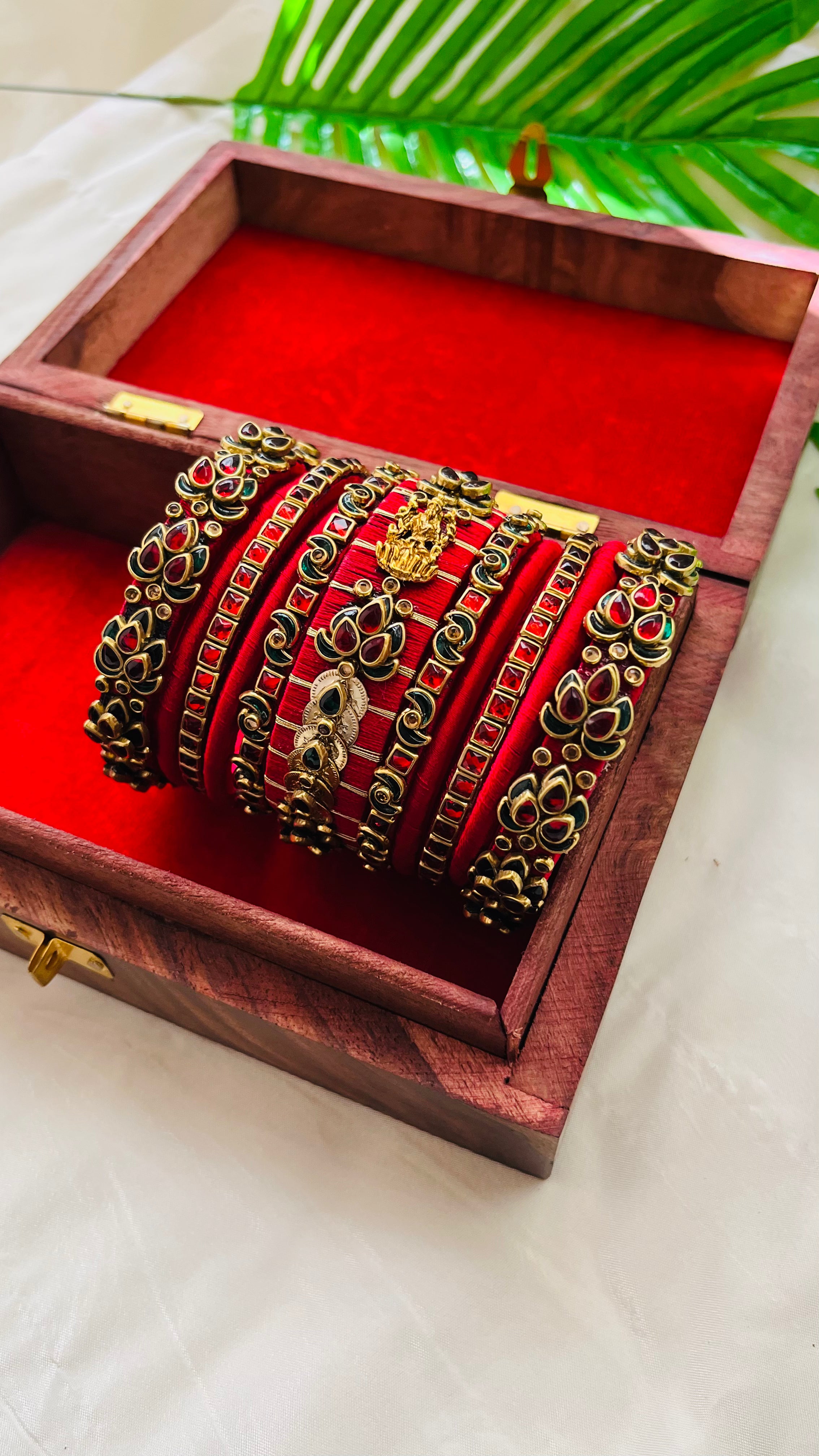 ANIKSHYA HANDMADE RED AND GREEN KUNDAN BANGLE VH027