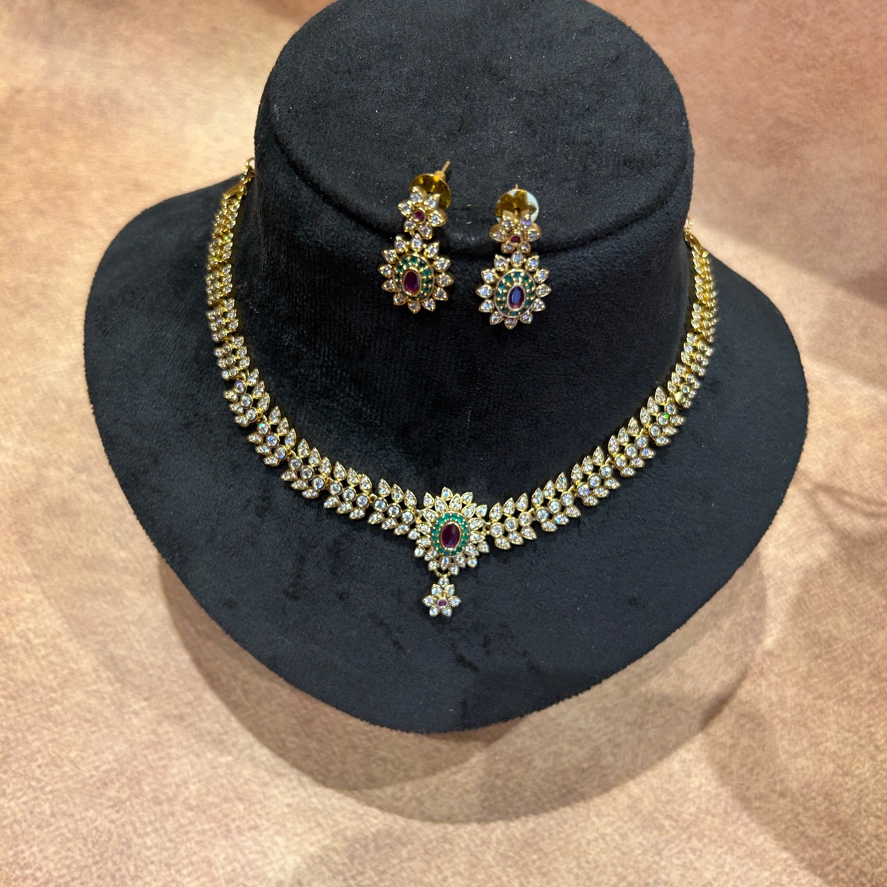 Iniya white Necklace