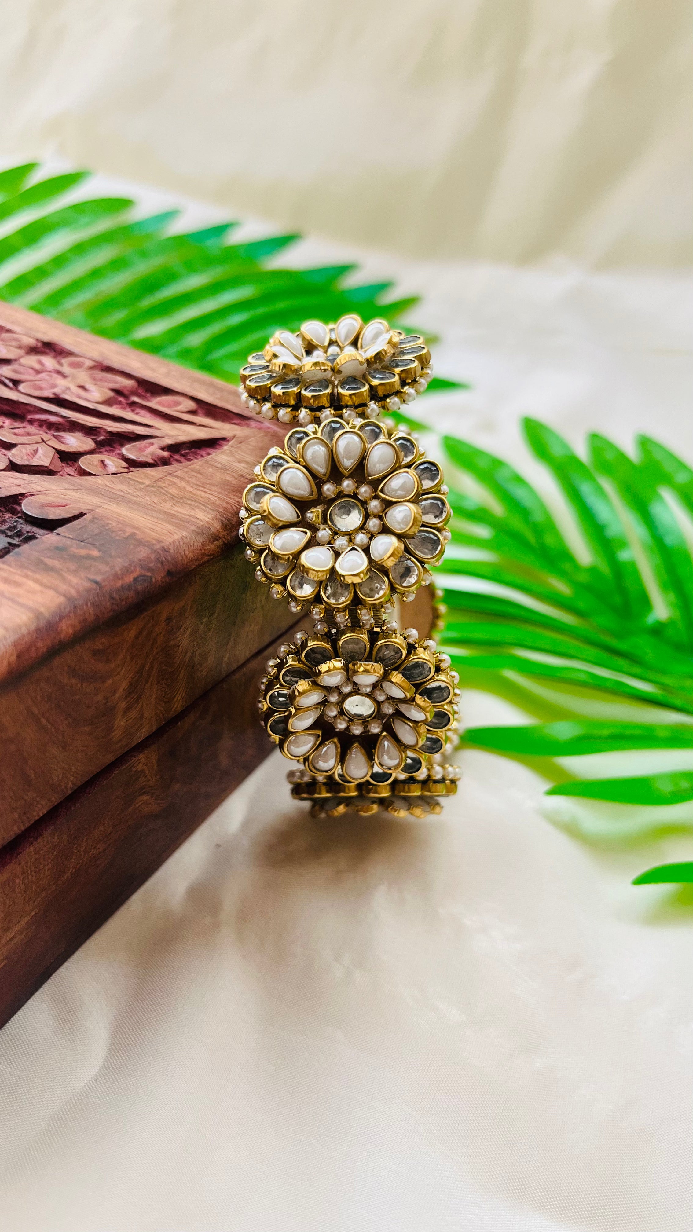 ANIKSHYA HANDMADE WHITE KUNDAN AND WHITE PEARL KUNDAN KADA BANGLE VH001