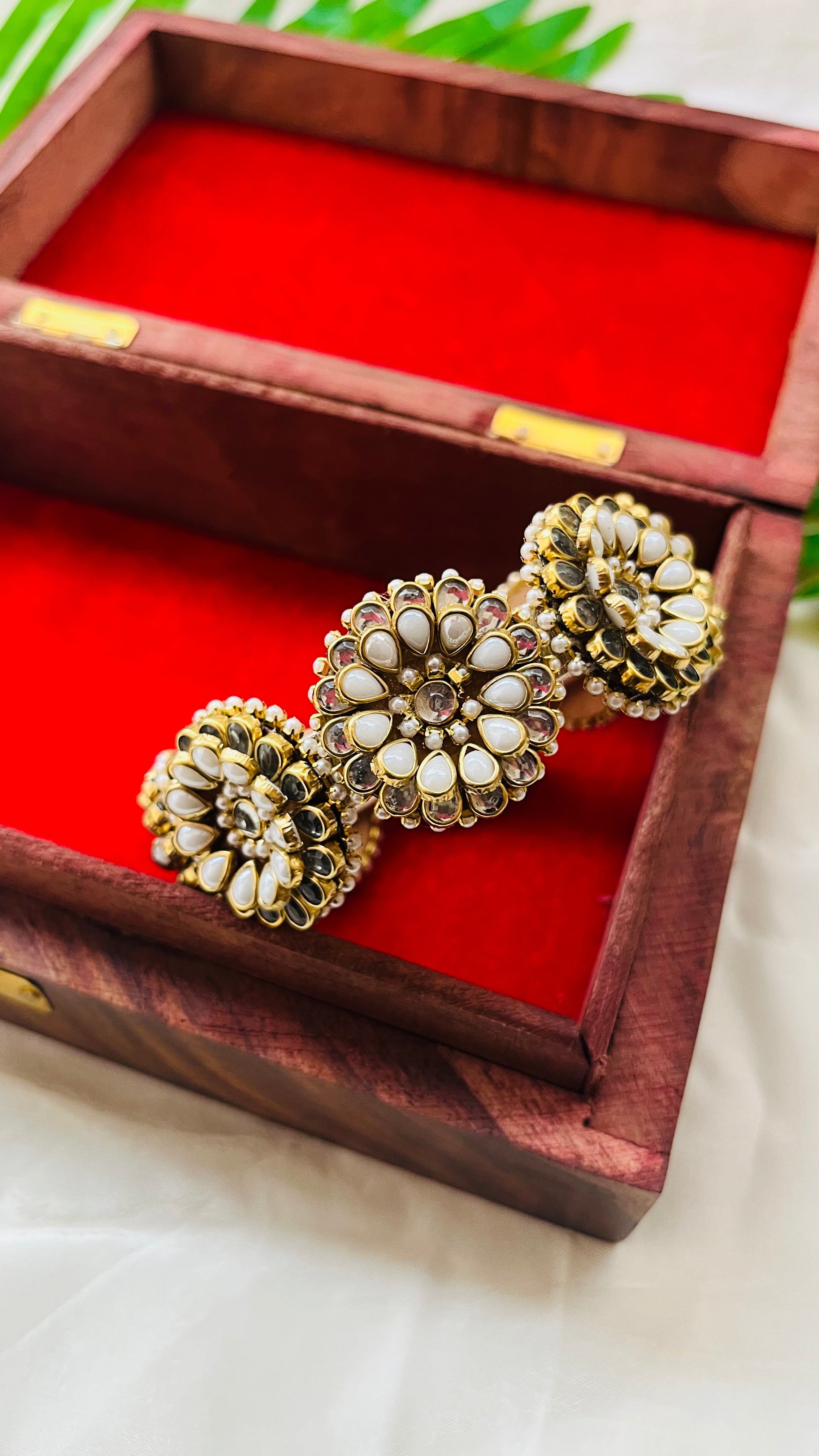 ANIKSHYA HANDMADE WHITE KUNDAN AND WHITE PEARL KUNDAN KADA BANGLE VH001