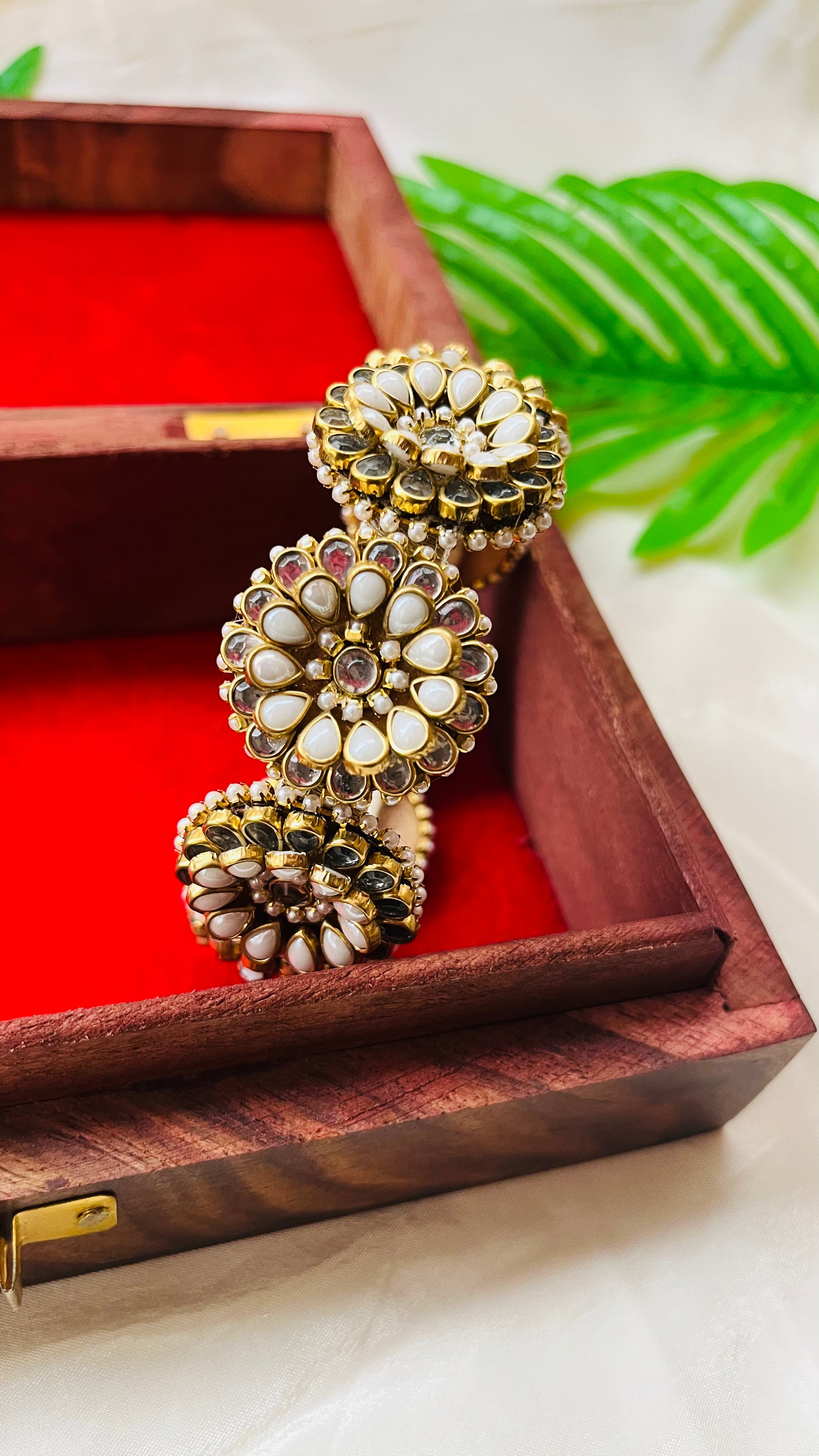 ANIKSHYA HANDMADE WHITE KUNDAN AND WHITE PEARL KUNDAN KADA BANGLE VH001