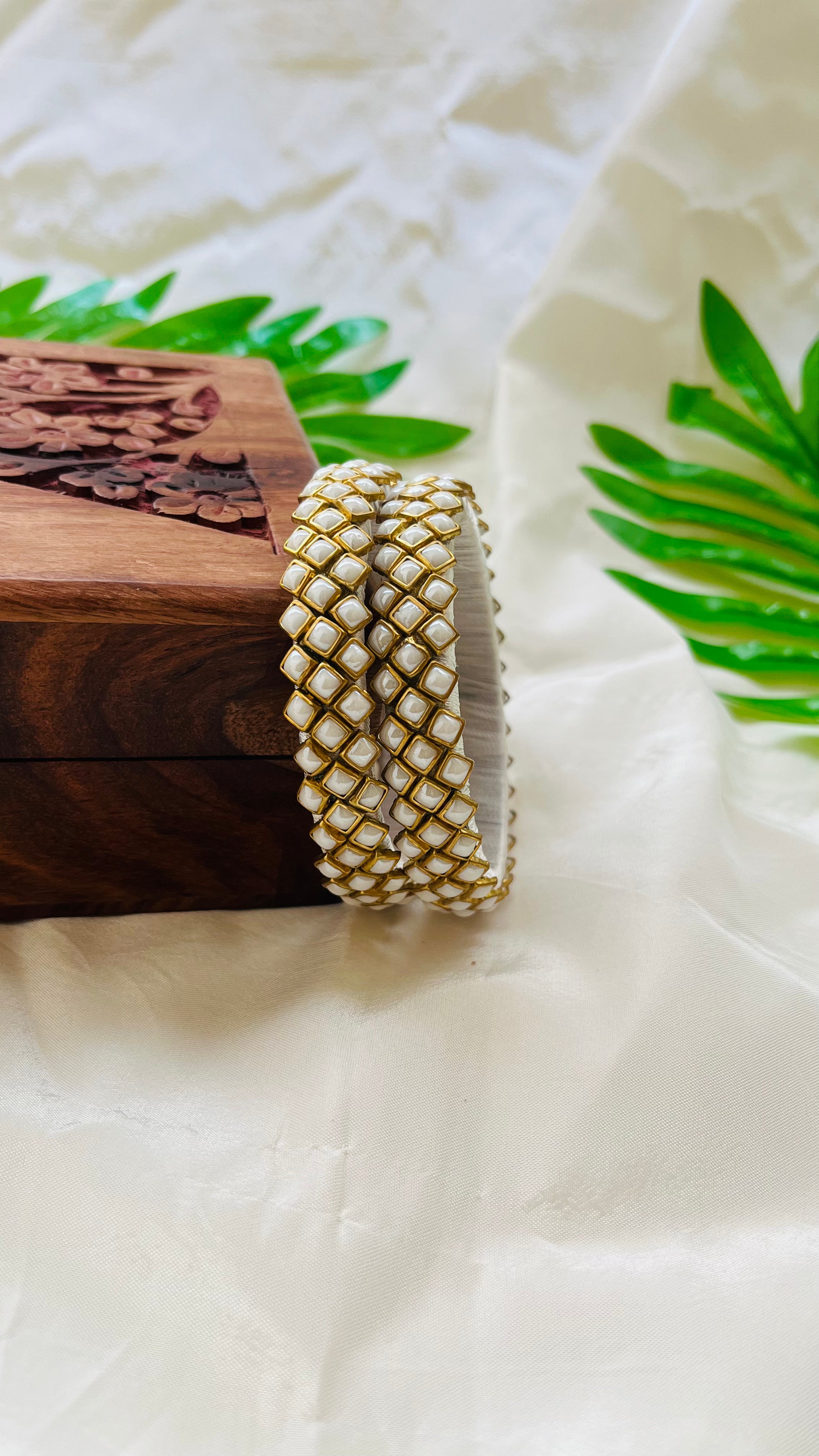ANIKSHYA HANDMADE WHITE PEARL KUNDAN BANGLE VH078