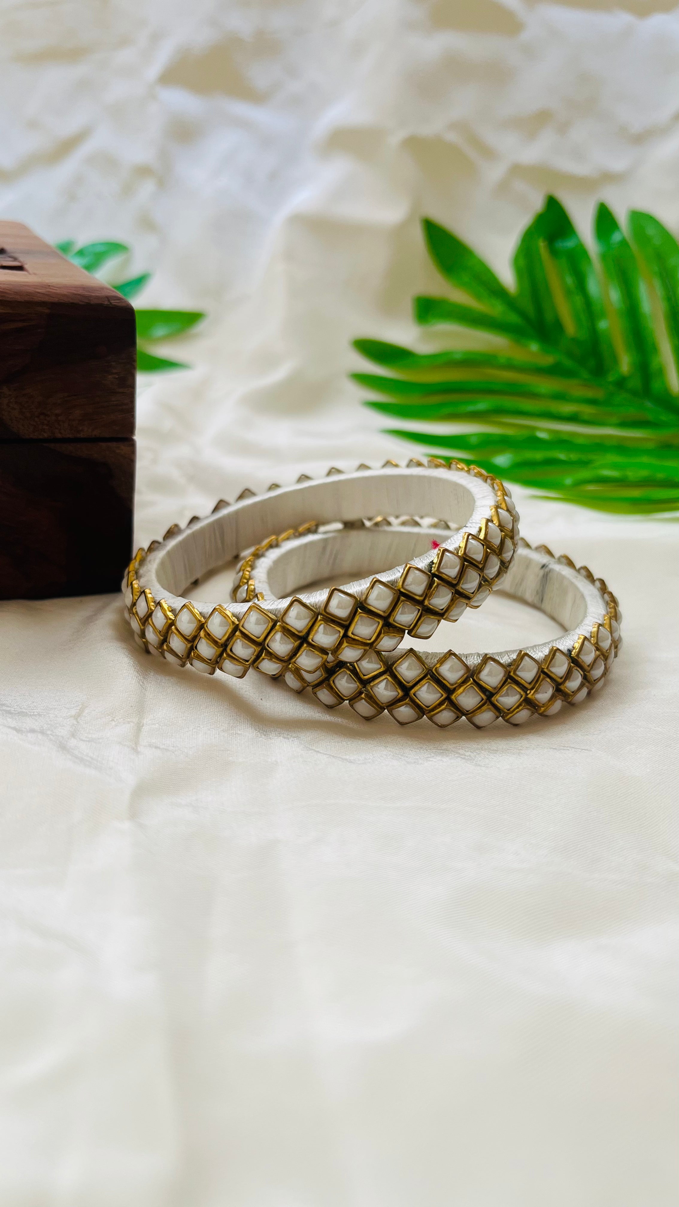 ANIKSHYA HANDMADE WHITE PEARL KUNDAN BANGLE VH078