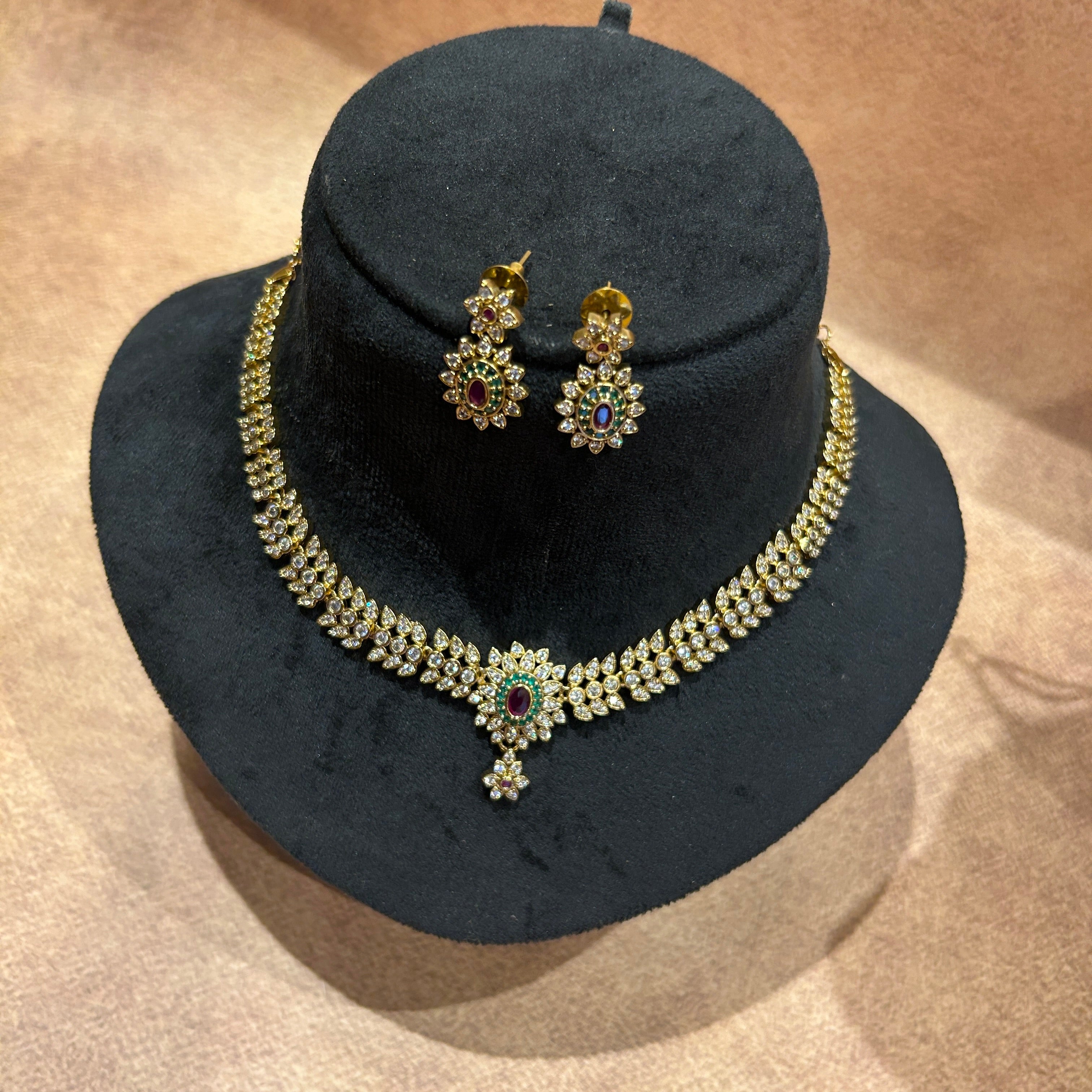 Iniya white Necklace